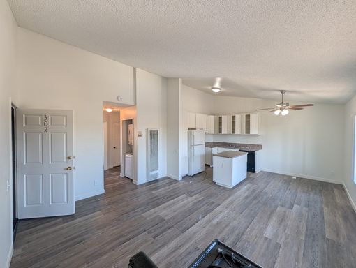SPACIOUS 2BD/2BA W/ ASSIGNED PARKING, WASHER AND DRYER AND NEW APPLIANCES – photo 1