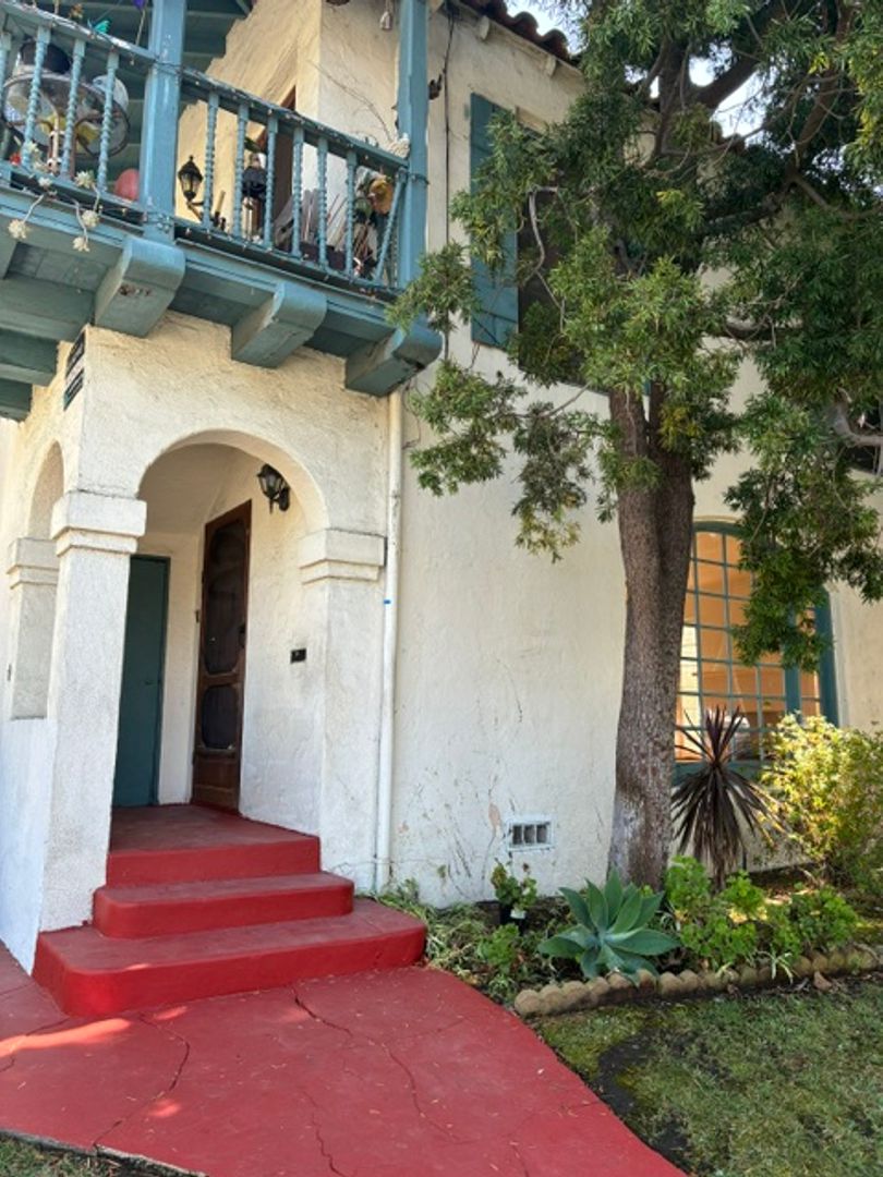 LONG BEACH Apartment: 2112 E 1ST ST