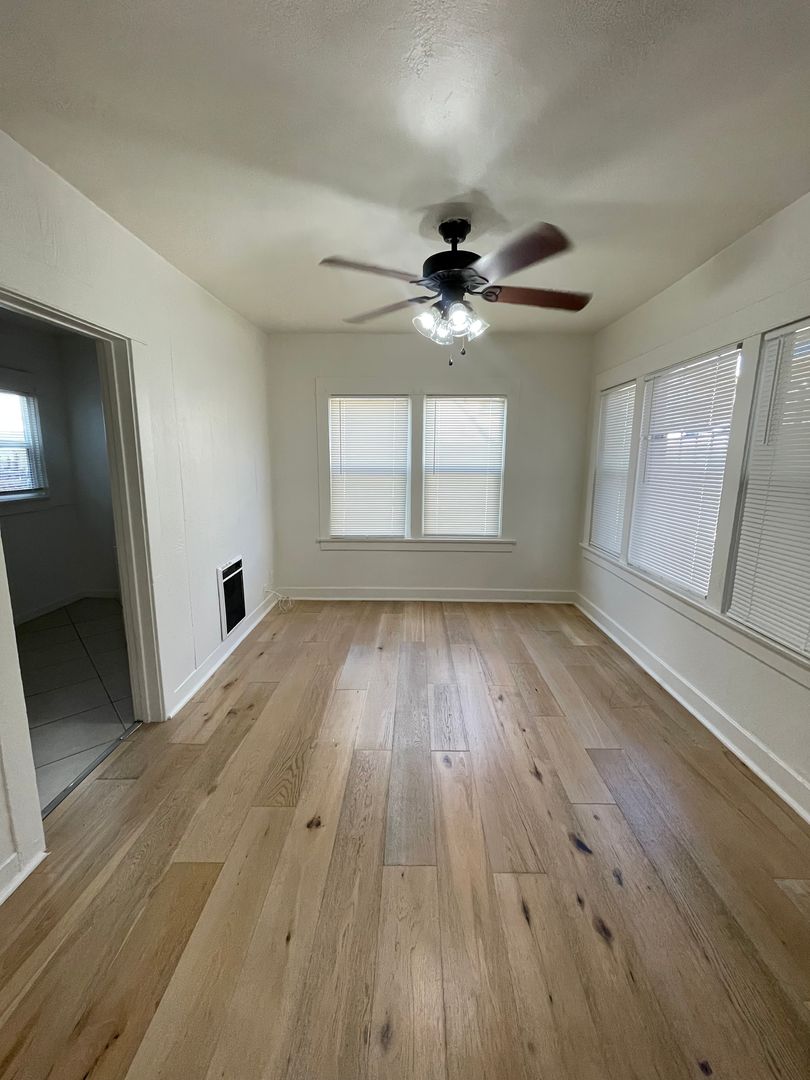 LONG BEACH Apartment: 1059 GLADYS AVENUE