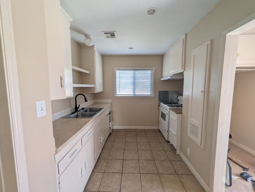 2 BED 1 BATH HUMBLE ABODE WITH DETACHED GARAGE AND LAUNDRY HOOK UPS – photo 1