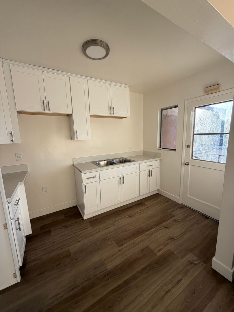 BELLFLOWER Apartment: 14017-14037 WOODRUFF AVE