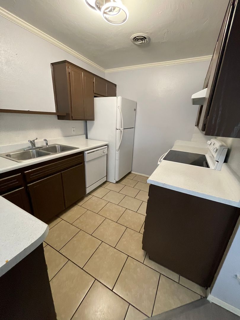 Amarillo Apartment: 6817 Wolflin Avenue-C