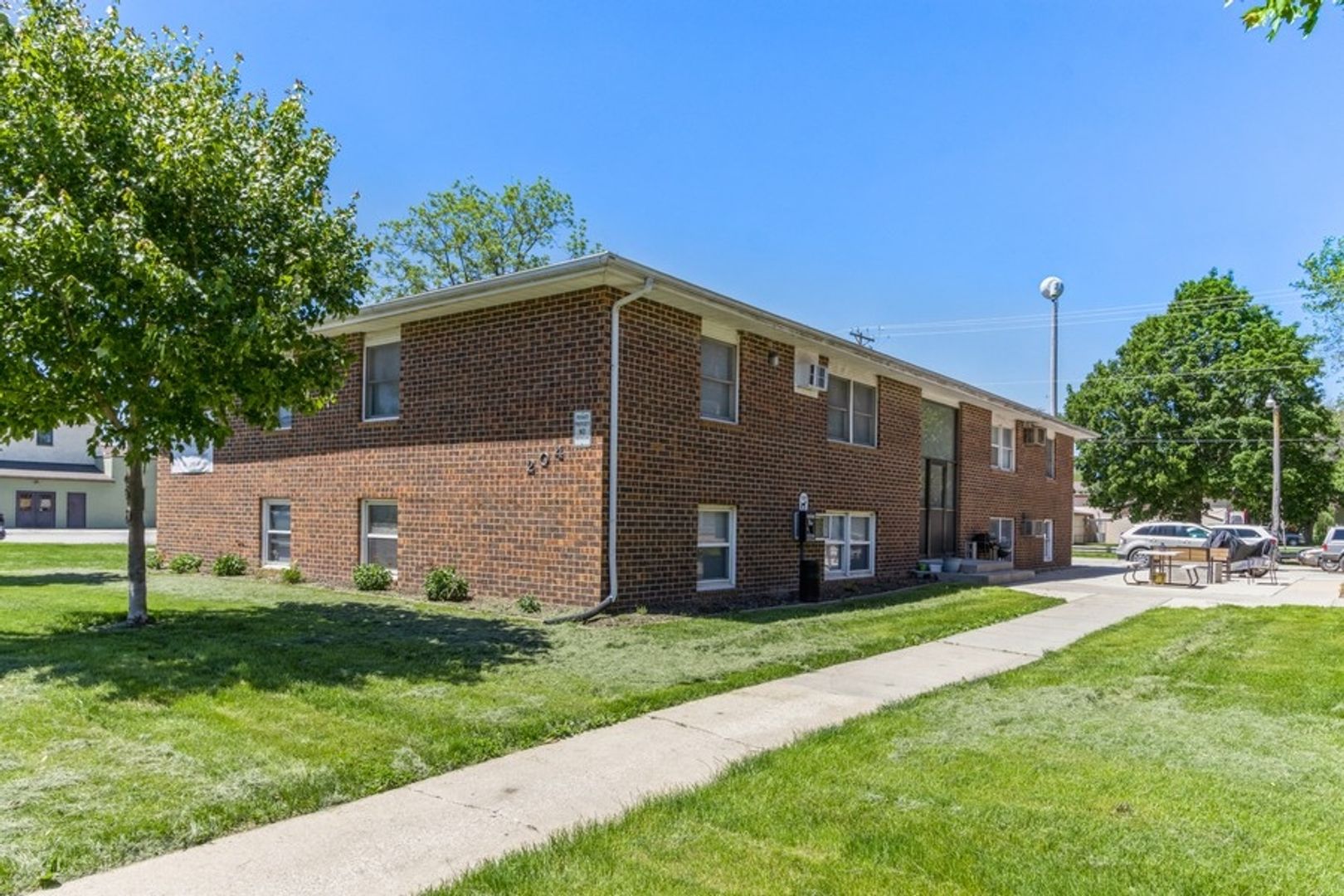 Hills Apartment: 204 208 Main St