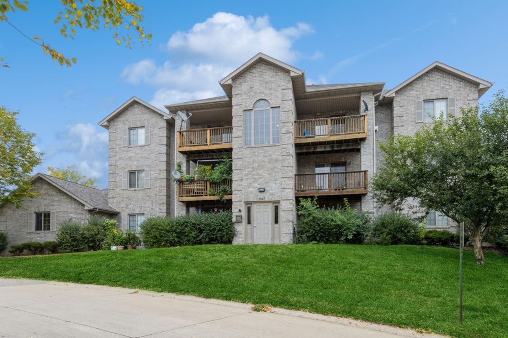 Coralville Condo: 2867 Coral Ct