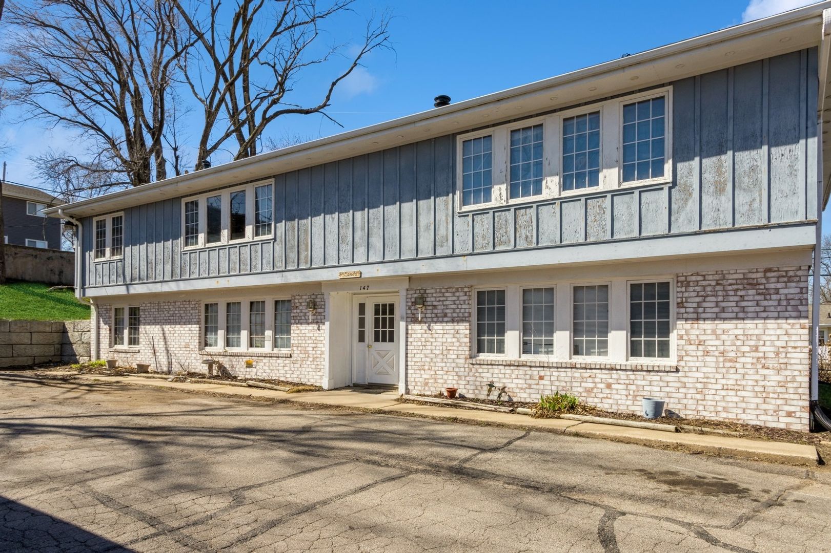 Cedar Rapids Apartment: 147 20th Avenue SW