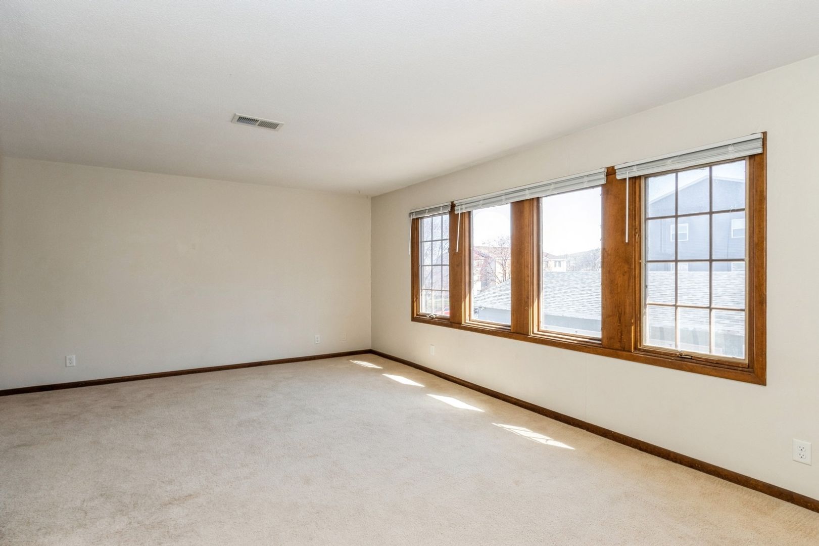 Cedar Rapids Apartment: 147 20th Avenue SW