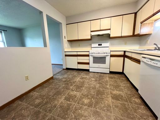 Prime West Campus Living – 2 Bed by Carver Hawkeye Arena – photo 1