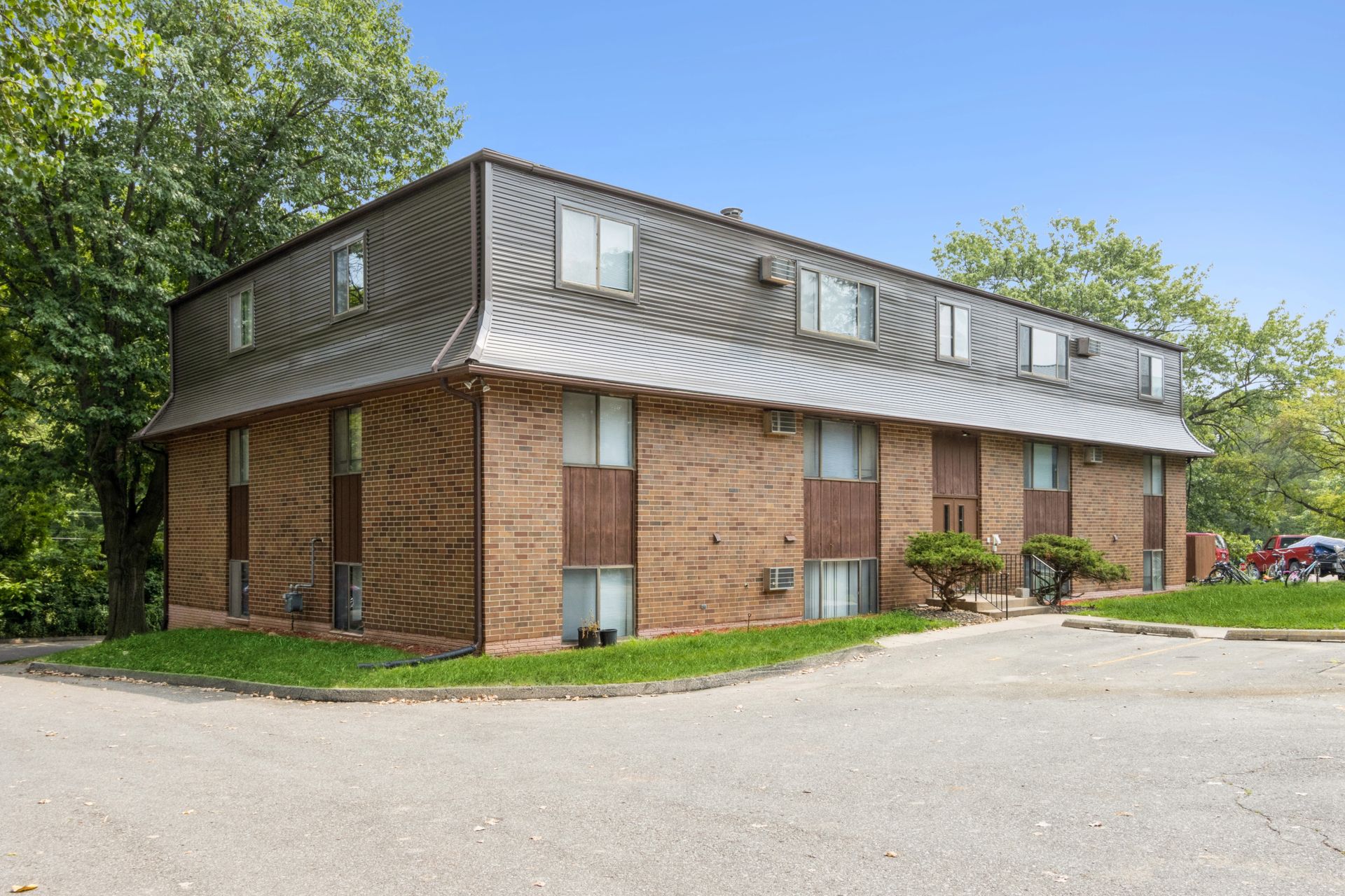 Iowa City Apartment: 415 Woodside Drive
