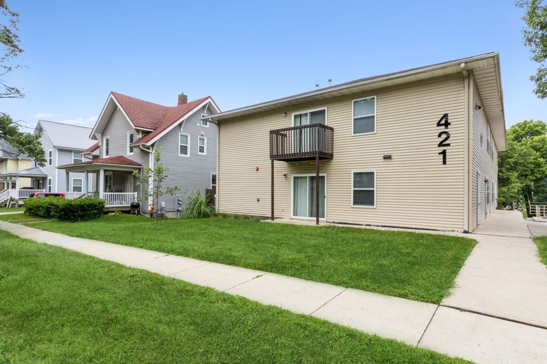 Iowa City Apartment: 421 S Dodge St
