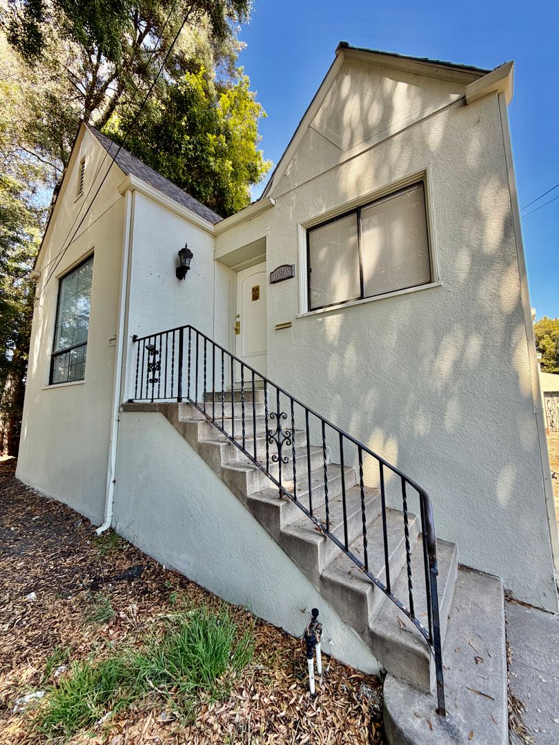 Hayward Apartment: 16918, 16920,16922 Harvard Ave