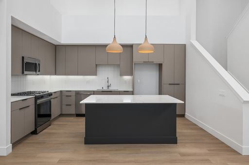 Spacious 2-Story Loft with 2 Bedrooms, Bonus Room, and Modern Finishes – photo 1