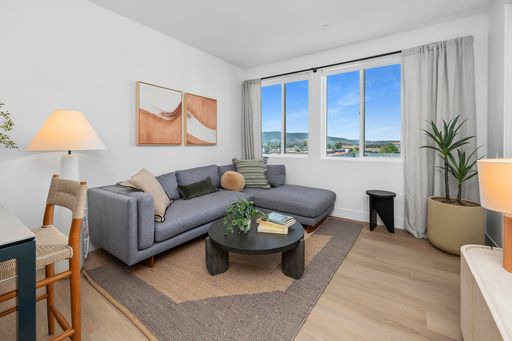 Spacious & Modern 2-Bedroom Apartment with Balcony – photo 1
