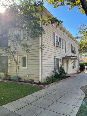 Upstairs 1 Bedroom 1 Bathroom Unit in Midtown – photo 1
