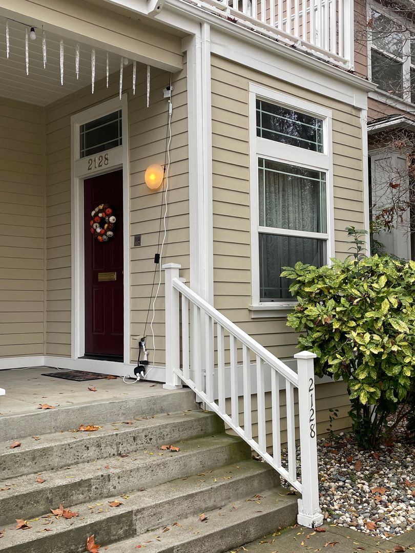 Sacramento Apartment: 2128-2130 I St. & 910 22nd St.