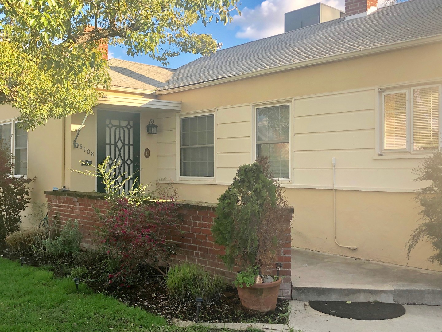 Sacramento House: 5108 8th Avenue