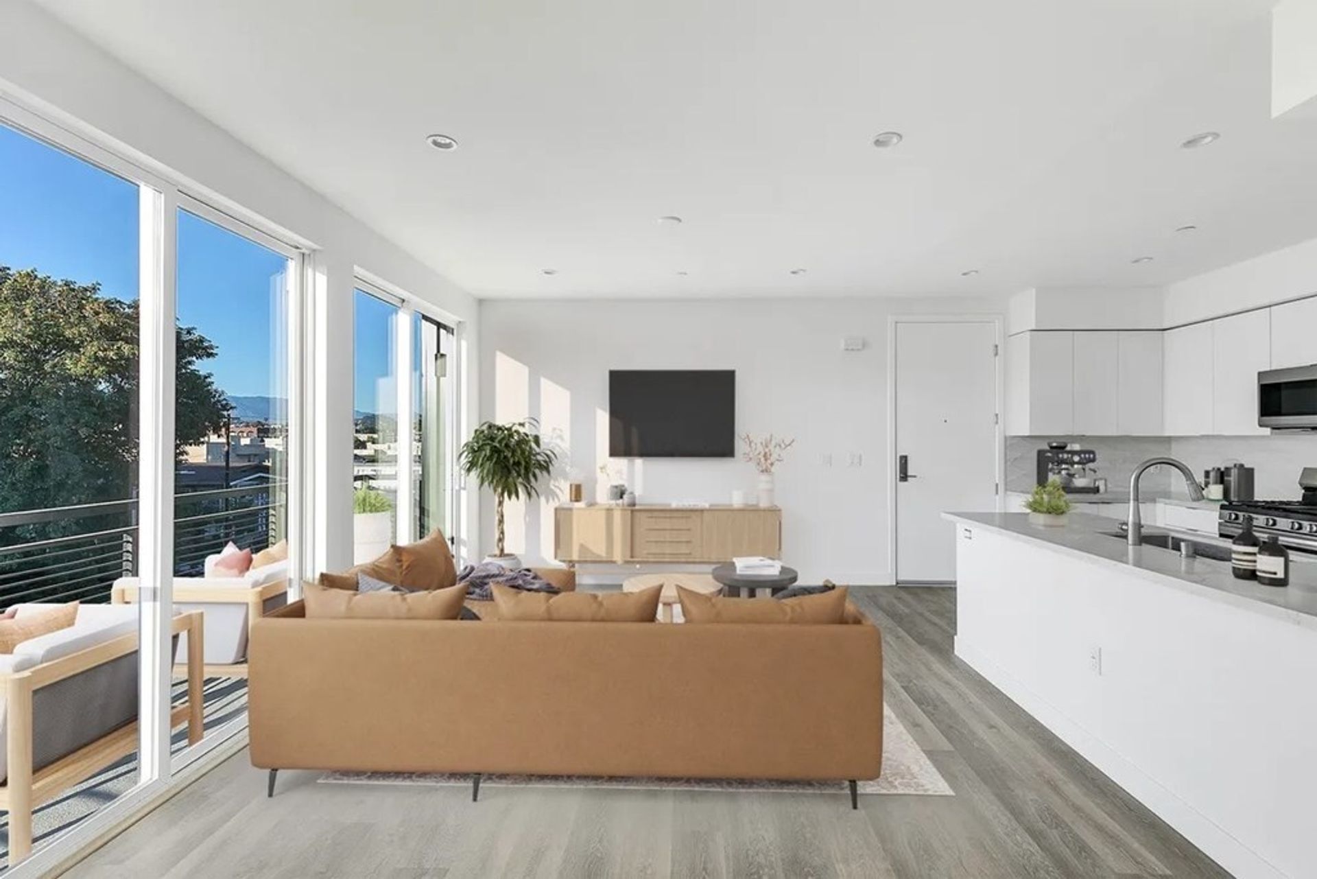 4660 Melrose 7 of 12