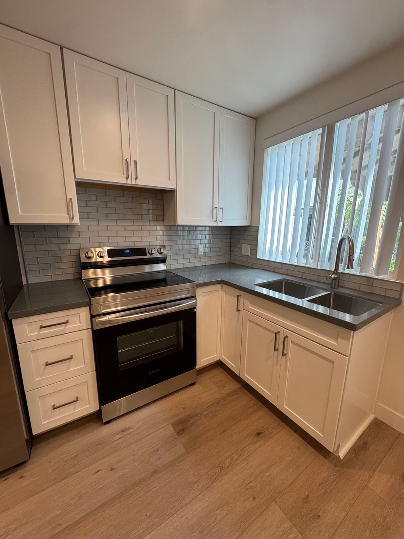 Tustin Apartment: 15601 Tustin Village Way