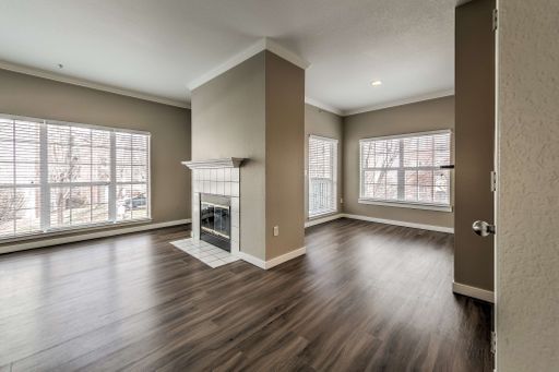 Spacious 1 Bedroom Corner Apartment with Open Floor Plan! Large Windows for Natural Light! – photo 1