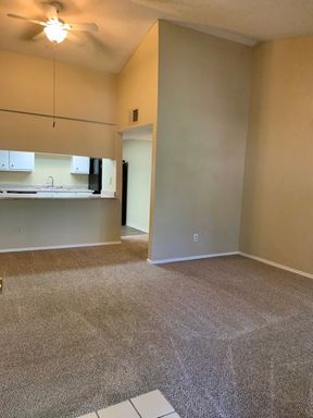 Beautiful one bedroom coming available – photo 1