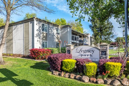 Upstairs 1 Bed / 1 Bath – Private Corner Unit with Peaceful Vibes – photo 1