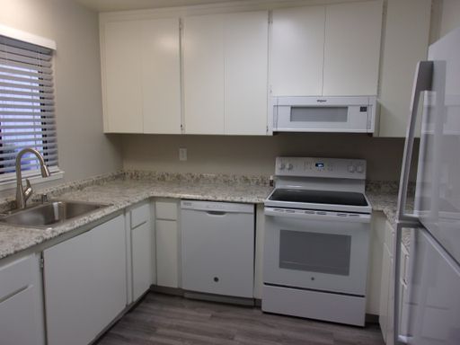 Huge 788sqft Remodeled 1BR in Gated Pocket Community With Washer/Dryer In Unit! – photo 1