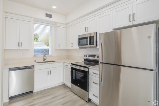 2 Bed 1.5 Bath with Private Garage – photo 1