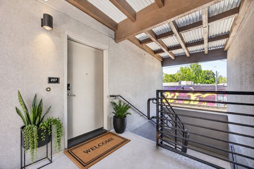 2 Bed 1.5 Bath with Private Garage – photo 1