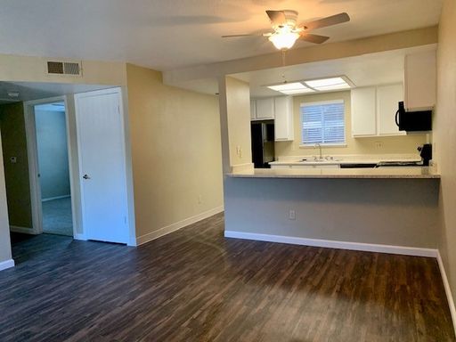 Beautiful 2 bedroom 1 bath available this July – photo 1