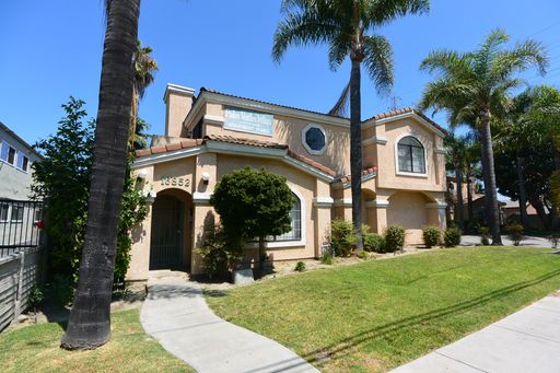 Beautiful 2 bedroom 2 bath upstairs unit