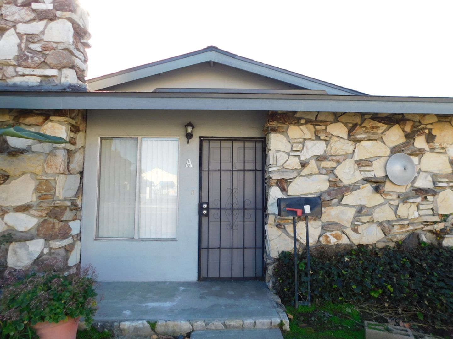 Fullerton Apartment: 2016 E. Chapman Avenue