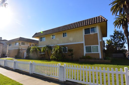 Fabulous 2 BD 2 BA Downstairs Apartment in Downtown HB, Blocks from the Beach! – photo 1