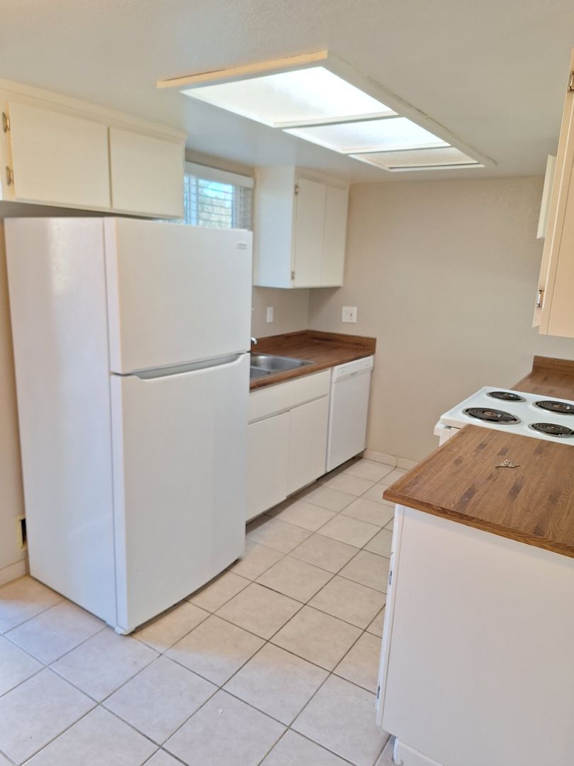 CAMERON PARK Apartment: 2587 GREENWOOD LANE