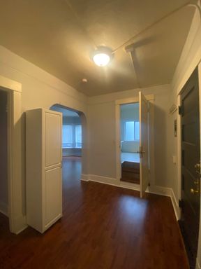 Stylish and Spacious Studio with Natural Light and Vintage Flair - Tour now! – photo 1