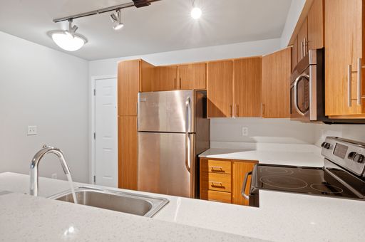 ONE MONTH FREE on Top-Floor 2-Bedroom Apartment with Private Balcony! – photo 1