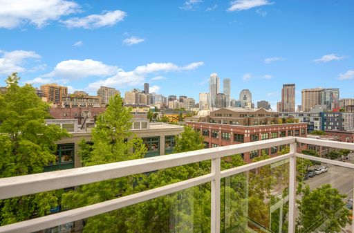 Elegant 1 Bed, 1 Bath with a Den, Spacious Layout & Steps from Downtown Seattle – Live in Luxury, Tour Today! – photo 1