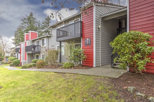 Spacious 1-Bedroom with Den in a Lush, Commuter-Friendly Community Near Kent Station - Tour now! – photo 1