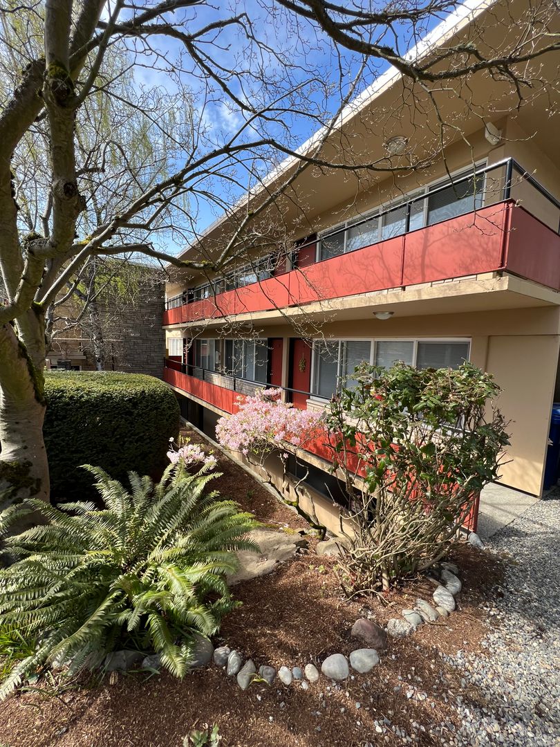 Seattle Apartment: 10 Blaine St