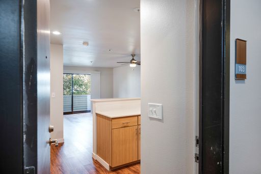 Cozy 1 Bedroom in Ideal West Seattle Location, with Washer/Dryer and Garage Parking! Perfect Starter Home! – photo 1