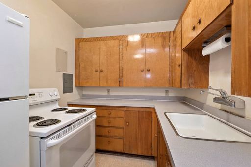 Spacious Studio at Hillcrest Manor with On-Site Laundry, Garage Parking & Easy Transit Access - Tour now! – photo 1