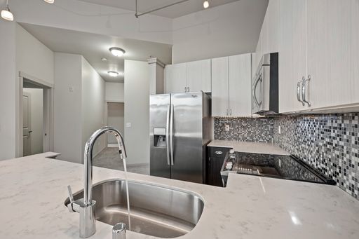 Beautiful Corner 2 Bedroom with Natural Light! – photo 1