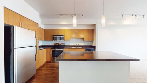 Marymere Retreat: Spacious 1 Bedroom with Office Area and Walk-In Closet (845-873 sq. ft.) – photo 1