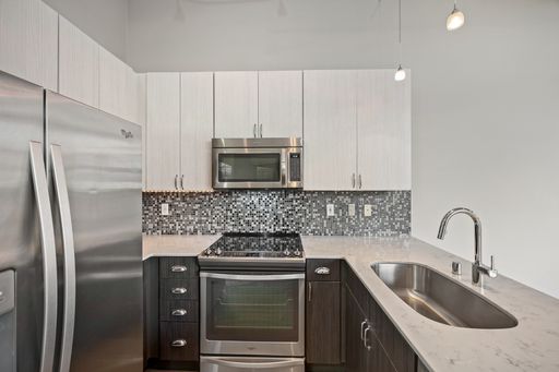 Top Floor 1-Bedroom Apartment with In-Unit Washer/Dryer, Pet-Friendly Living & a Prime Bellevue Location - Tour now! – photo 1
