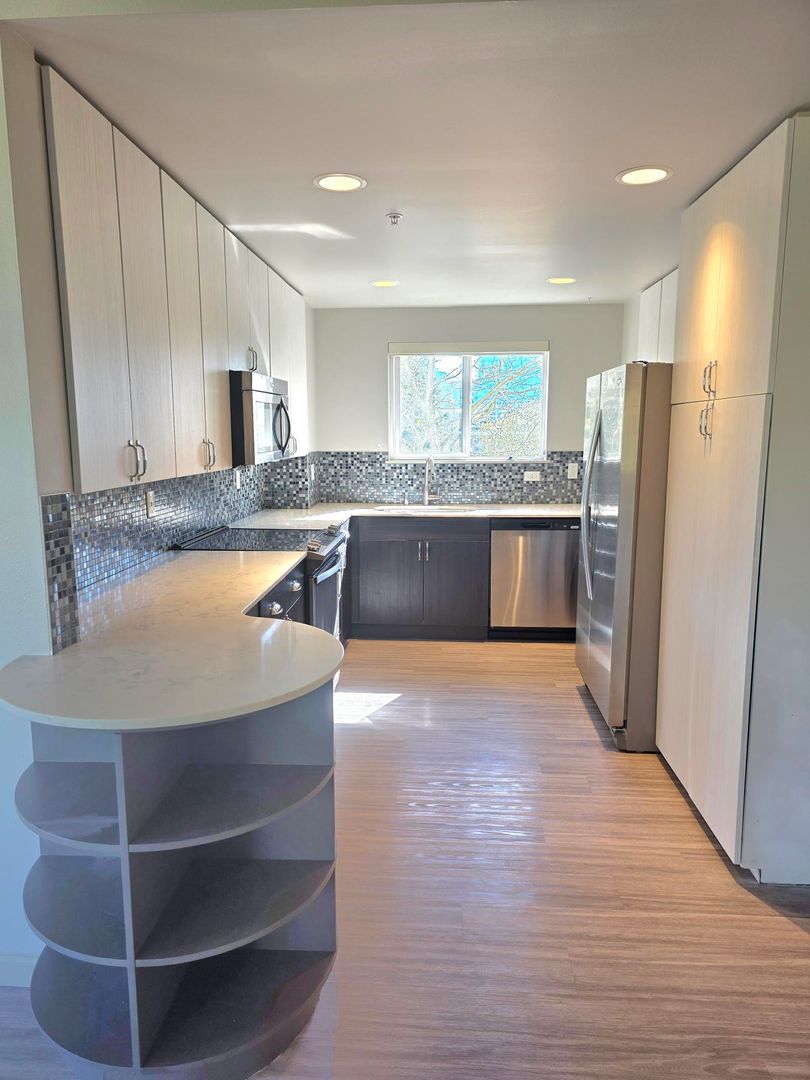 Bellevue Apartment: 37 103rd Avenue NE