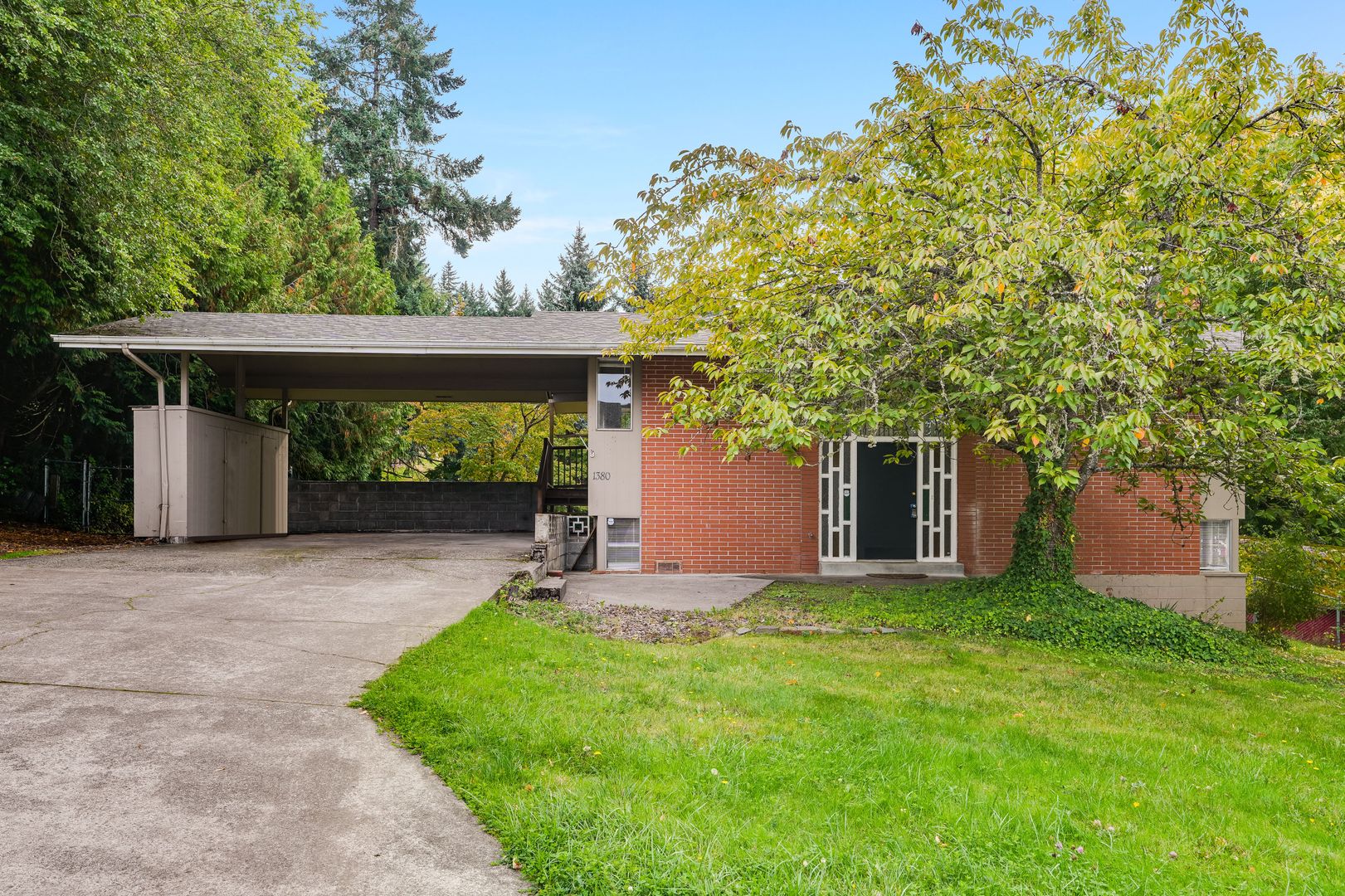 Gresham House: 1380 SW 26th Ct
