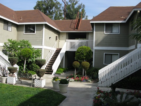 QUAINT!! Gated garden community !! MUST SEE!!