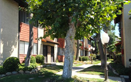 Townhouse with attached garage (Ontario) – photo 1
