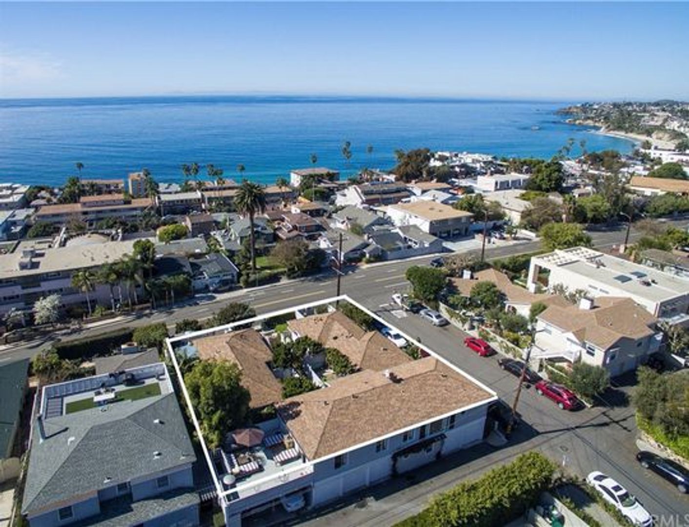 Laguna Beach Apartment: 666 Glenneyre Street / Los Olivos