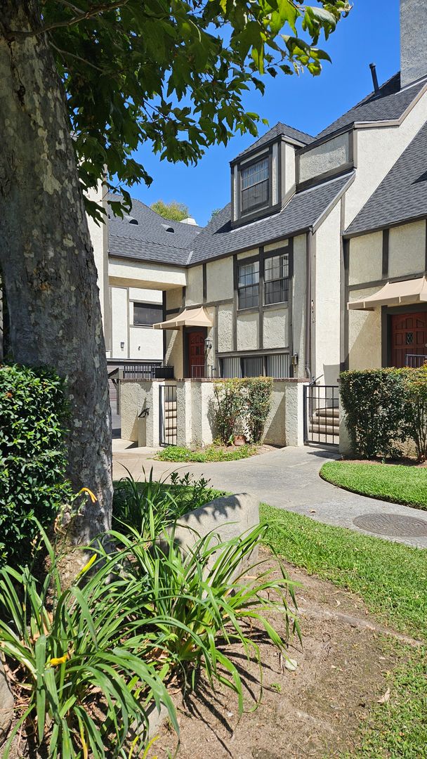Ontario House: 109 Rosewood Court