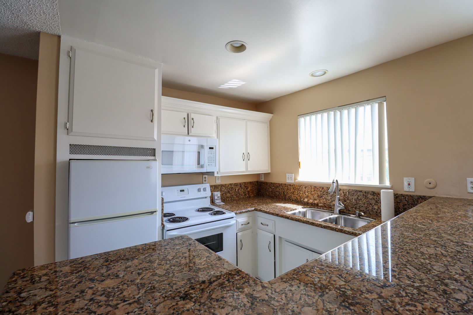 Costa Mesa Apartment: 931 West 19th Street