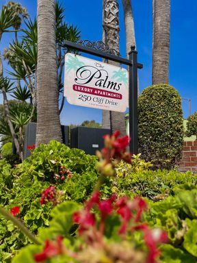 BEAUTIFUL LAGUNA BEACH 1 BEDROOM! HISTORIC PROPERTY WITH BEACH VIEW!